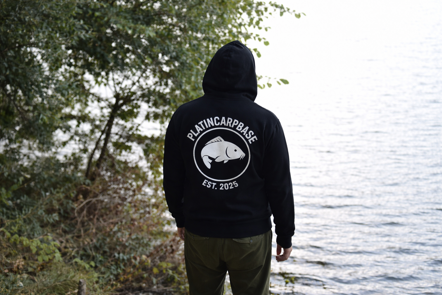 Karpfenangeln am Wasser – ruhige Morgenstimmung am See