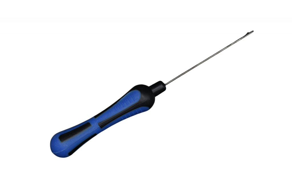 Blaue PCB Latch Boilie Nadel mit ergonomischem Kunststoffgriff und Edelstahlspitze zum sicheren Aufziehen von Boilies und Ködern