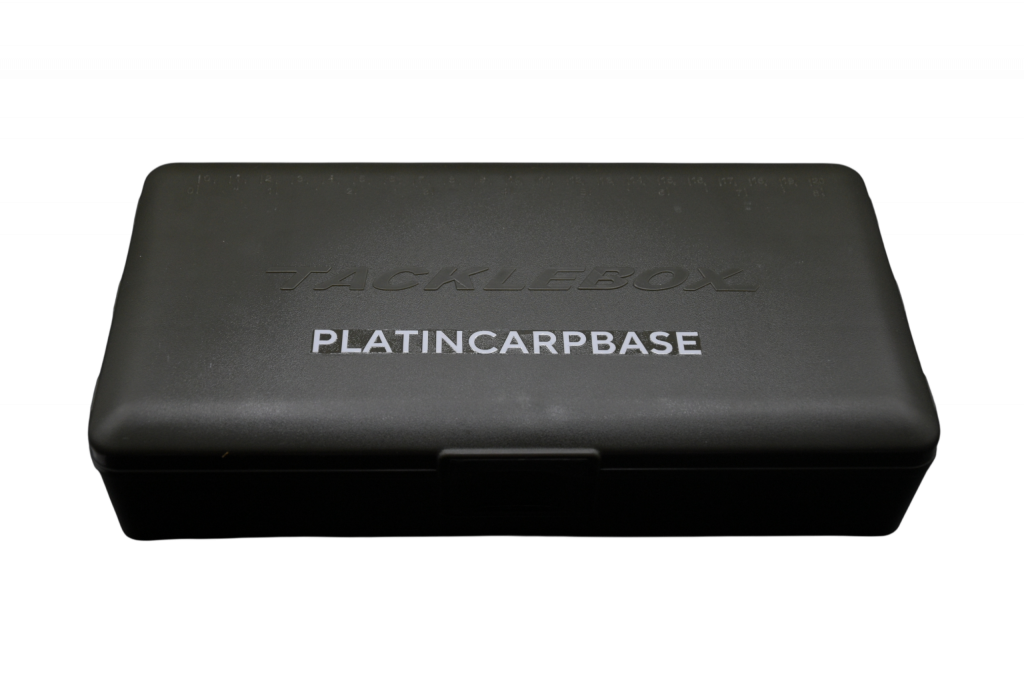 Geschlossene PCB Tackle Box mit PLATINCARPBASE Logo und kompakter Bauform